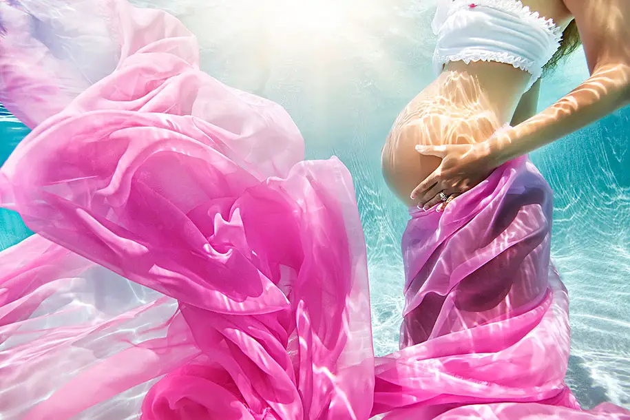 Underwater maternity photoshoot