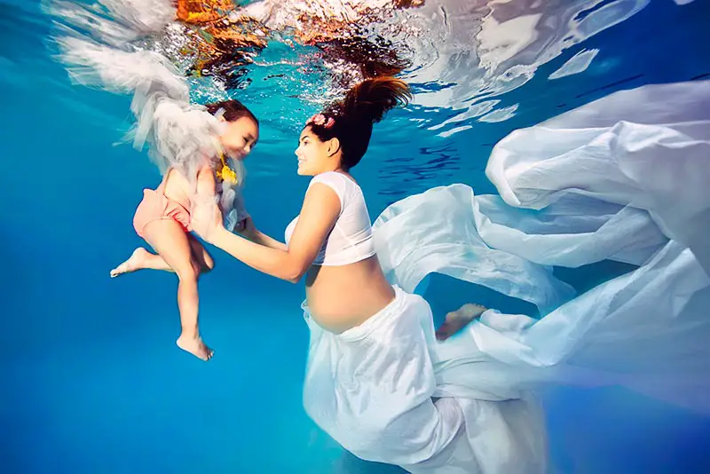 Underwater maternity photoshoot