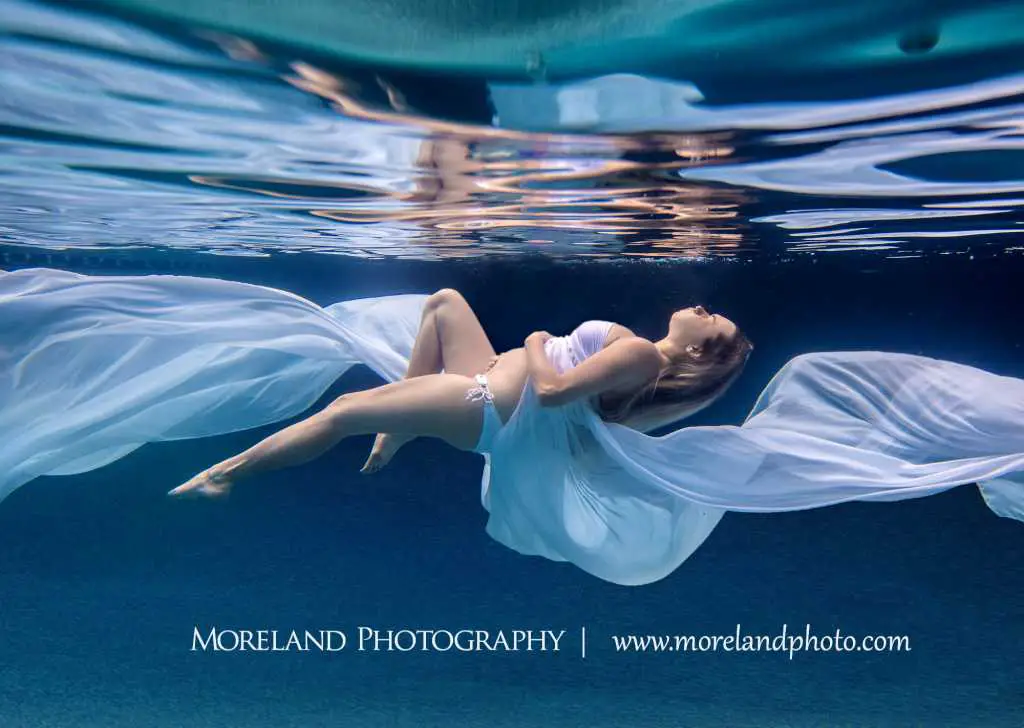 Underwater maternity photoshoot