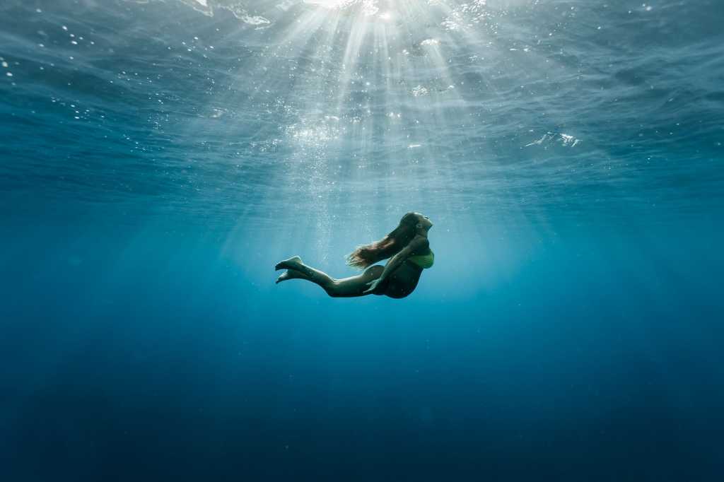 underwater maternity shoot