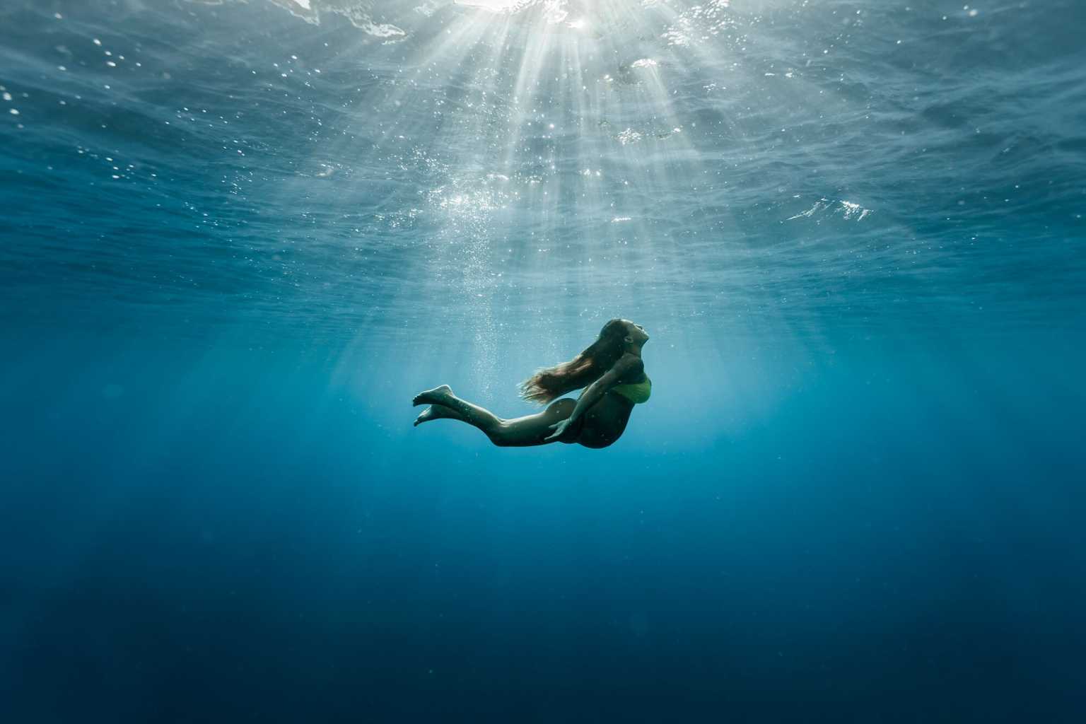 20 Stunning Underwater Maternity Photoshoot Ideas For Beautiful Bump