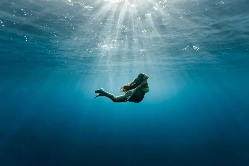 underwater maternity photoshoot