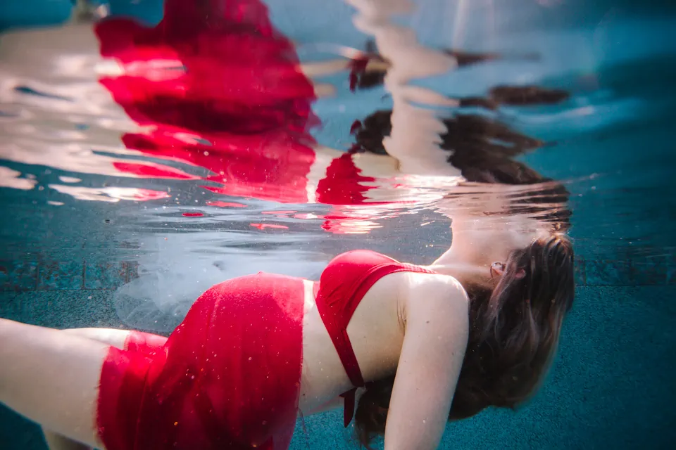 Underwater maternity photoshoot