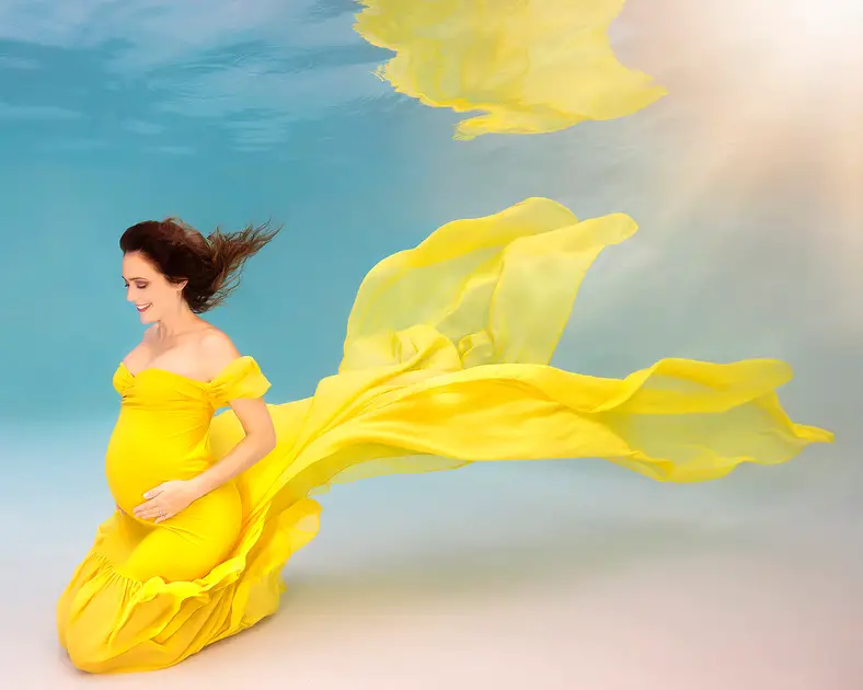 Underwater maternity photoshoot