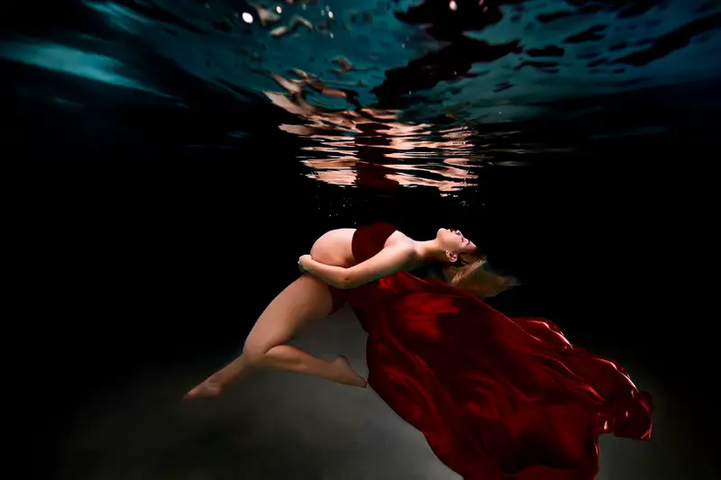 Underwater maternity photoshoot