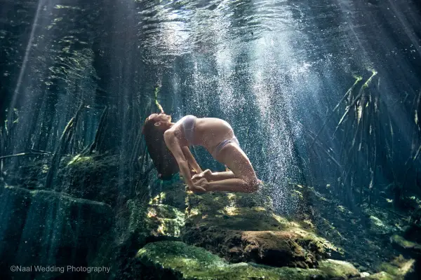 Underwater maternity photoshoot