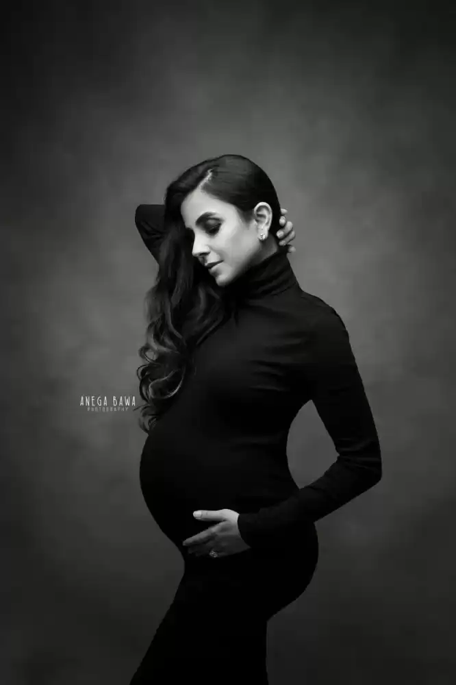 Black and white maternity shoot