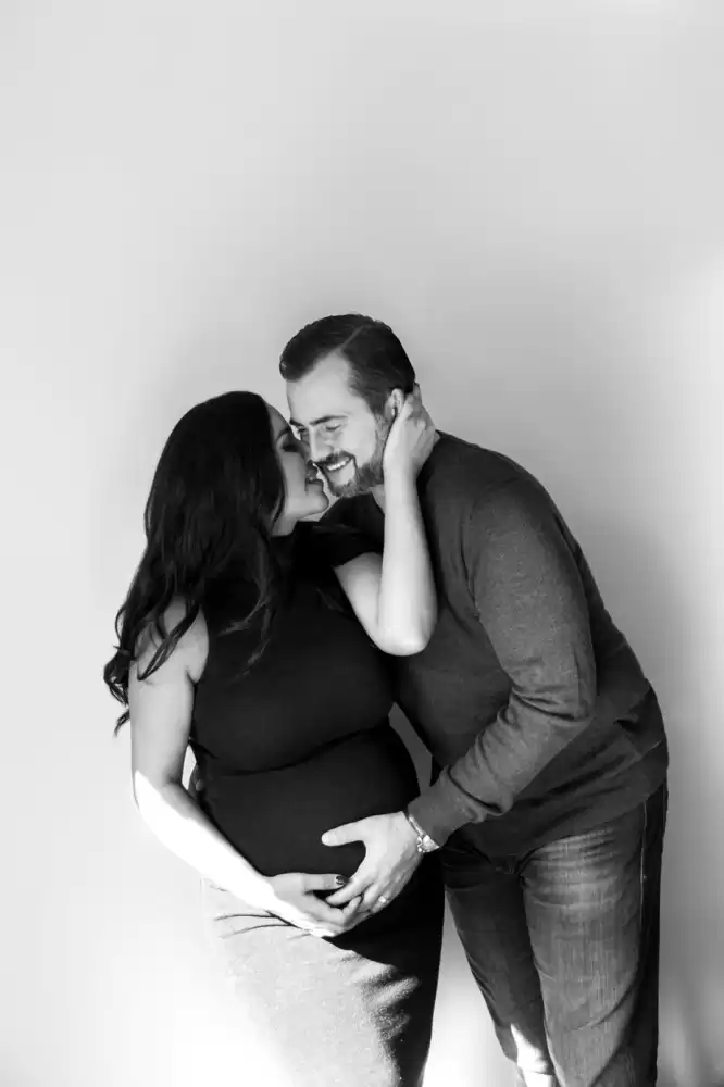 black and white maternity photoshoot