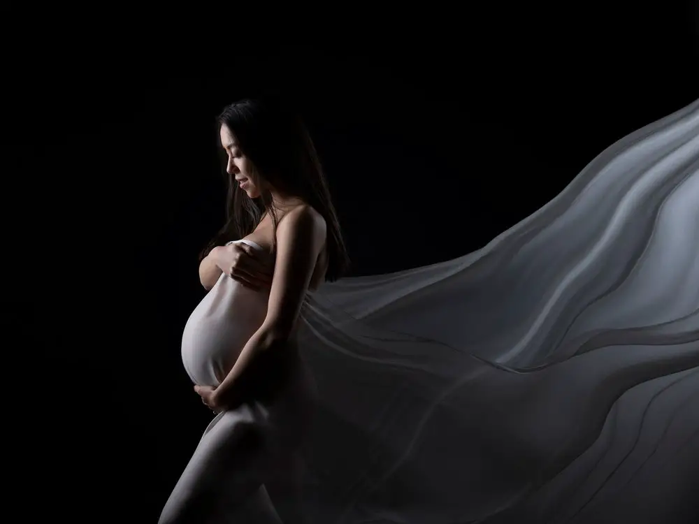 maternity shoot black and white